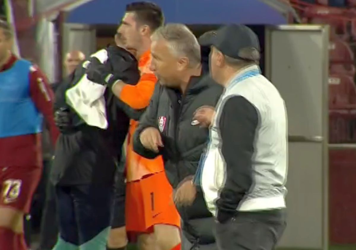 Scene șocante după CFR Cluj - Farul » Dan Petrescu i-a bătut obrazul lui Hagi, apoi a dat să sară la bătaie! + Burcă, eliminat