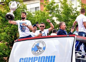 Corvinul e în CORZI: dacă va juca în Europa, ar PIERDE dreptul de promovare în Superligă! » Cere dispensă din partea FRF: „Ar fi o aberație, să ne amâne!”