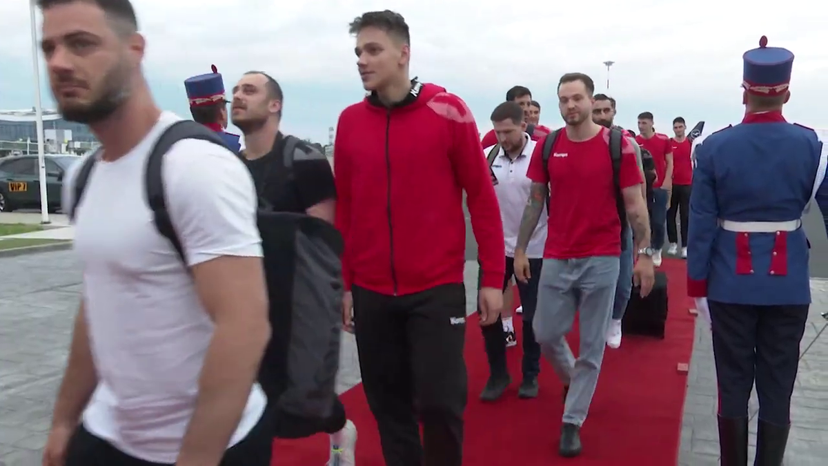 Imagini de neînțeles la sosirea lui Dinamo! » Gardă de onoare, antemergătoare BMW și circulație blocată + decorații de la ministrul de Interne