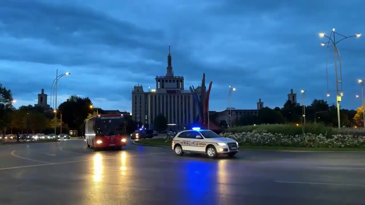 Imagini de neînțeles la sosirea lui Dinamo! » Gardă de onoare, antemergătoare BMW și circulație blocată + decorații de la ministrul de Interne