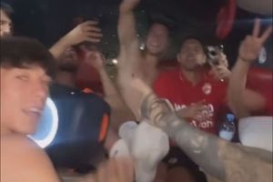 Fotbaliștii de la Dinamo au petrecut cu manele și pizza, după „chinuiala” de la Miercurea Ciuc
