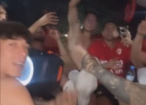 Fotbaliștii de la Dinamo au petrecut cu manele și pizza, după „chinuiala” de la Miercurea Ciuc