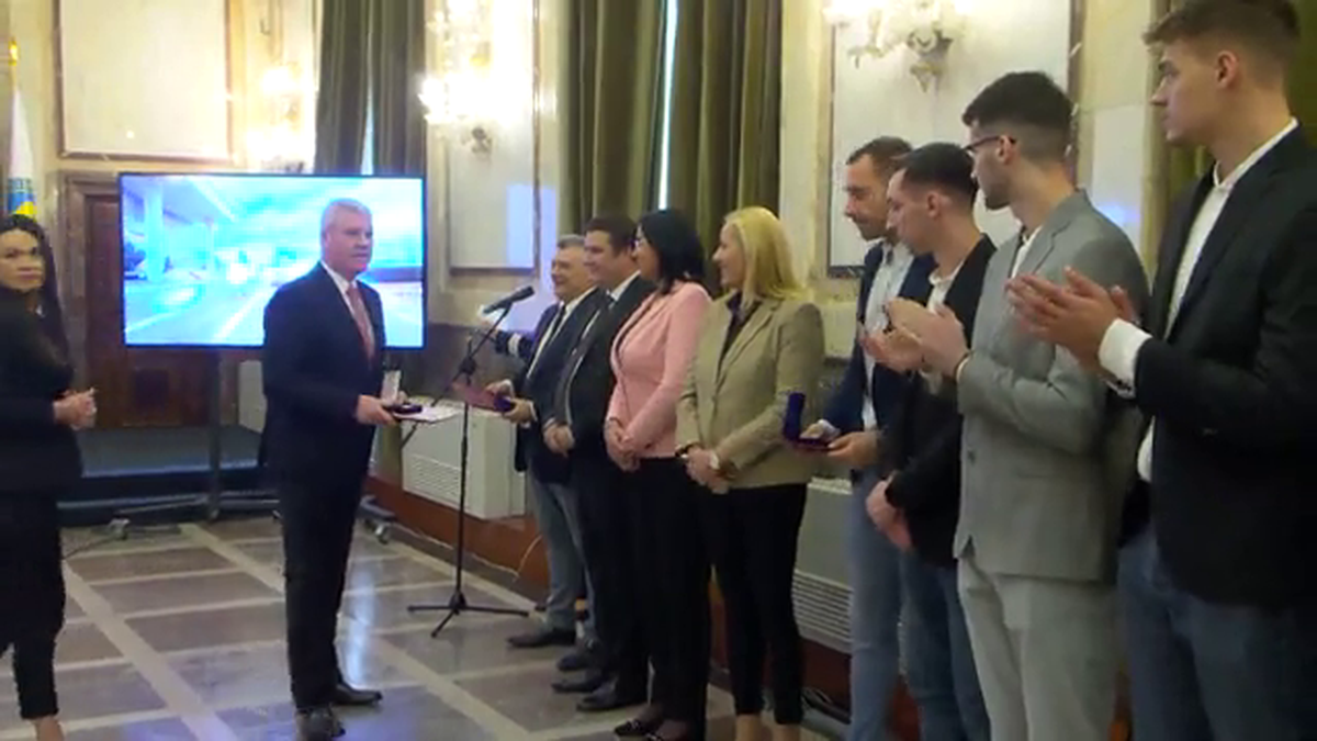 Imagini de neînțeles la sosirea lui Dinamo! » Gardă de onoare, antemergătoare BMW și circulație blocată + decorații de la ministrul de Interne