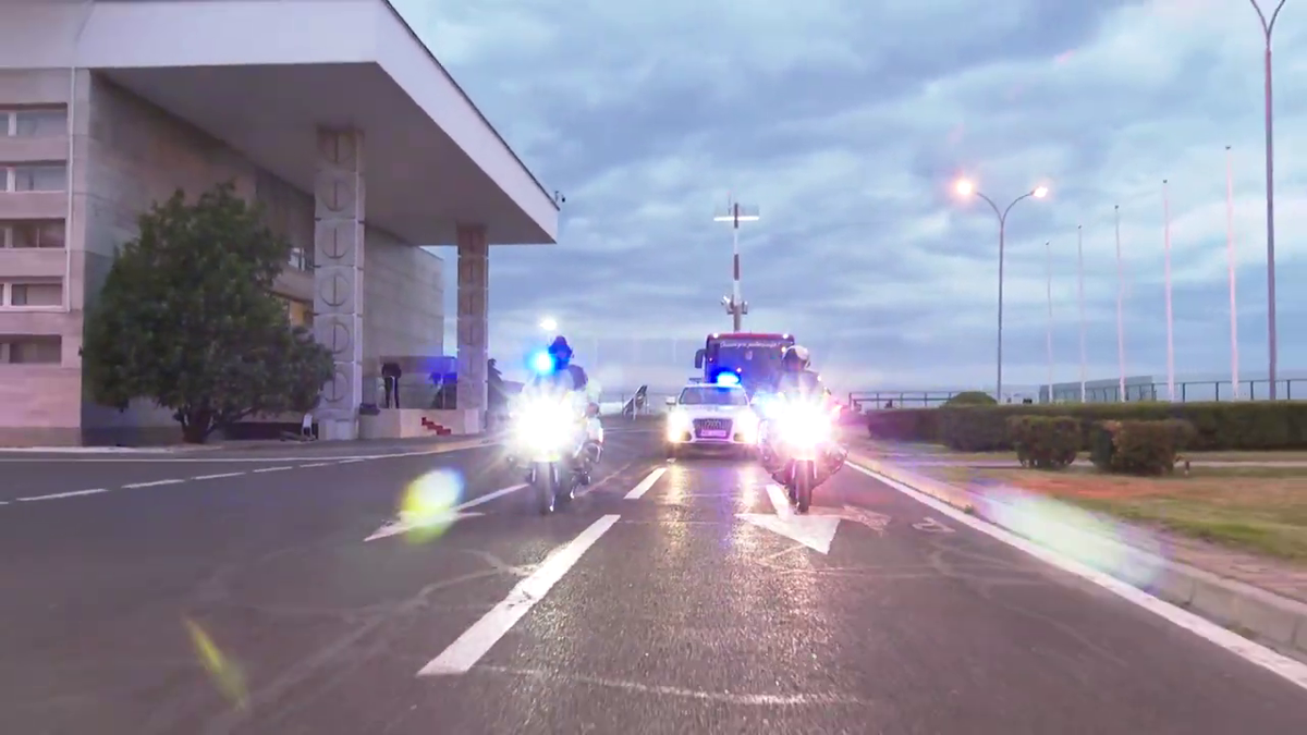 Imagini de neînțeles la sosirea lui Dinamo! » Gardă de onoare, antemergătoare BMW și circulație blocată + decorații de la ministrul de Interne