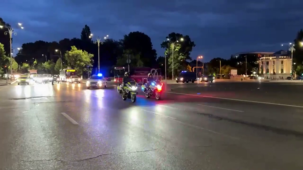 Imagini de neînțeles la sosirea lui Dinamo! » Gardă de onoare, antemergătoare BMW și circulație blocată + decorații de la ministrul de Interne