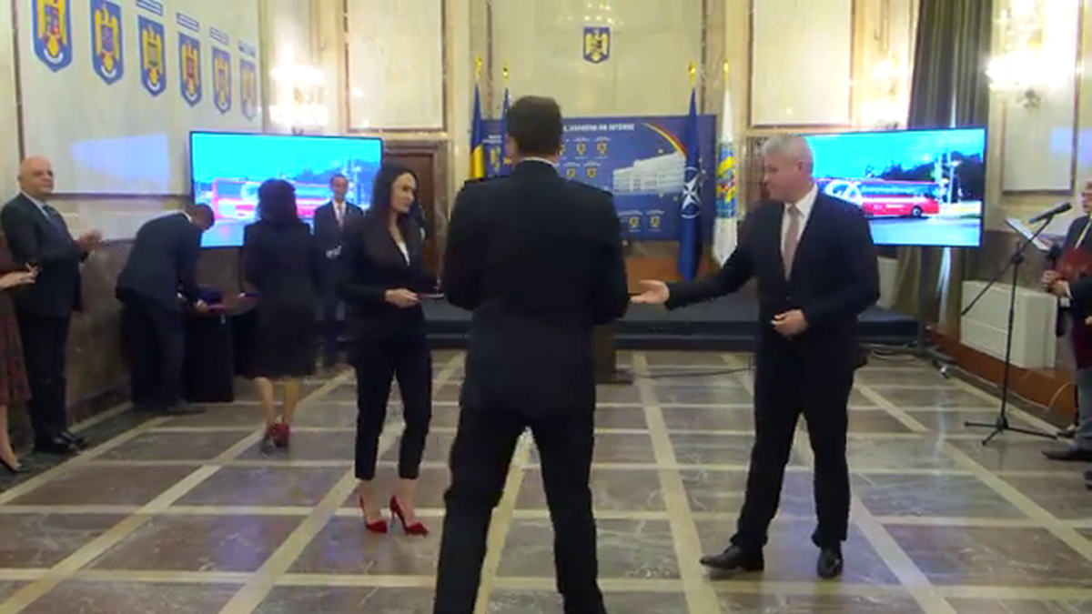 Imagini de neînțeles la sosirea lui Dinamo! » Gardă de onoare, antemergătoare BMW și circulație blocată + decorații de la ministrul de Interne
