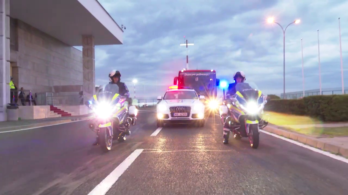 Imagini de neînțeles la sosirea lui Dinamo! » Gardă de onoare, antemergătoare BMW și circulație blocată + decorații de la ministrul de Interne
