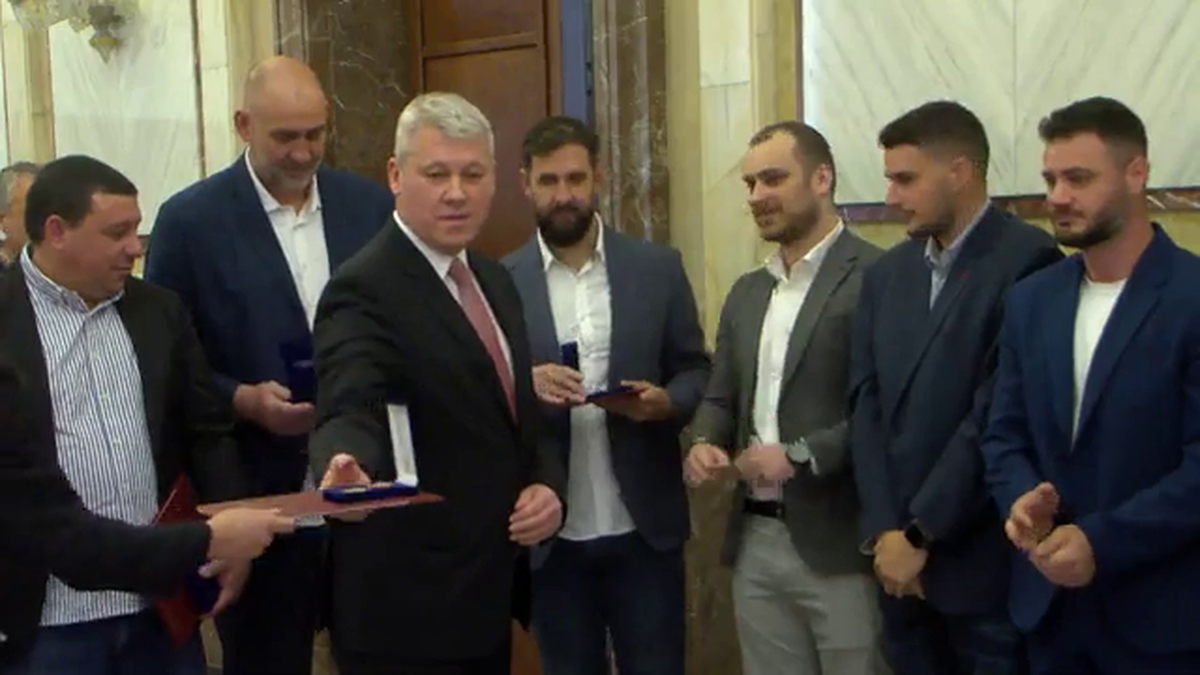 Imagini de neînțeles la sosirea lui Dinamo! » Gardă de onoare, antemergătoare BMW și circulație blocată + decorații de la ministrul de Interne