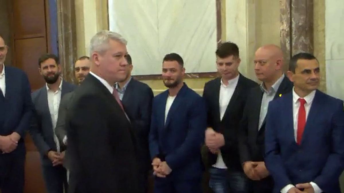 Imagini de neînțeles la sosirea lui Dinamo! » Gardă de onoare, antemergătoare BMW și circulație blocată + decorații de la ministrul de Interne