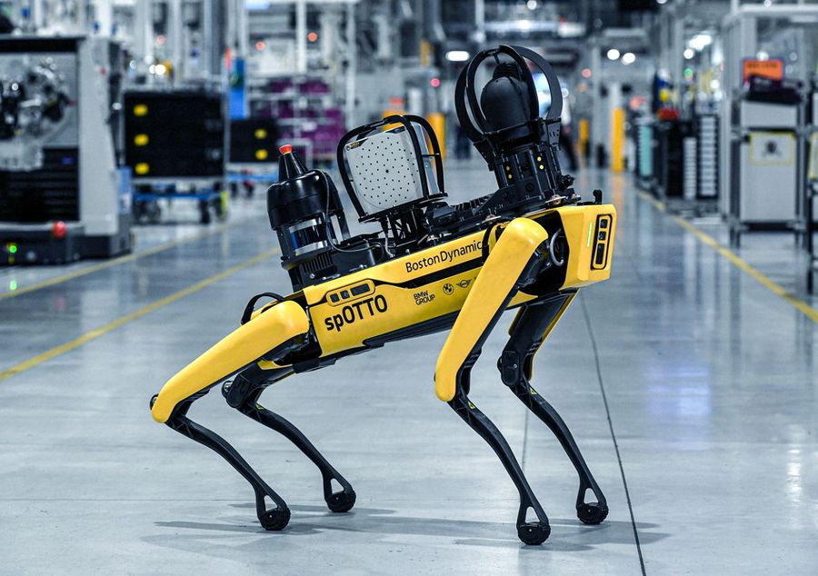 Aici s-a ajuns: BMW folosește un patruped robot de la Boston Dynamics pentru a monitoriza o fabrică din UK