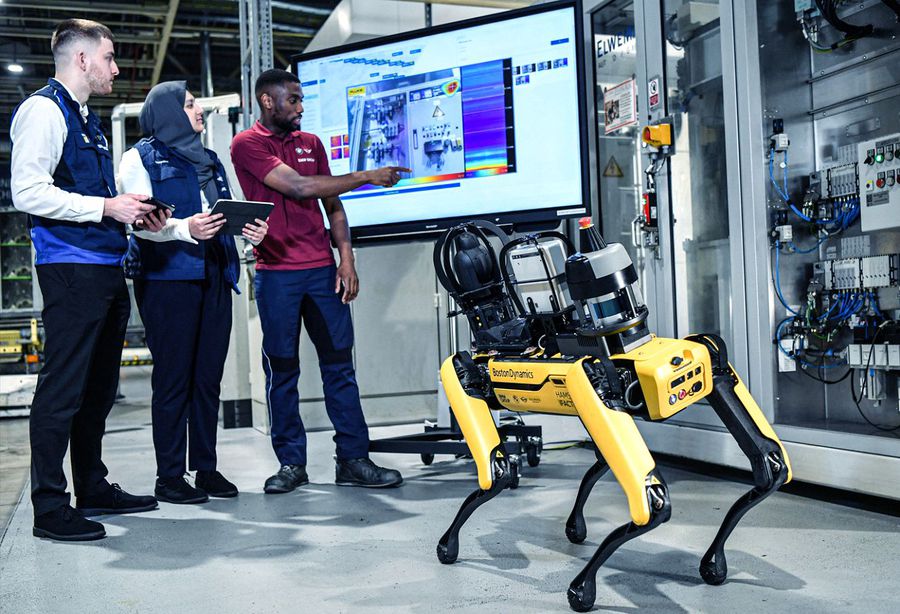 Aici s-a ajuns: BMW folosește un patruped robot de la Boston Dynamics pentru a monitoriza o fabrică din UK