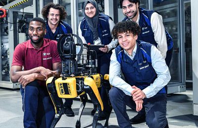 Aici s-a ajuns: BMW folosește un patruped robot de la Boston Dynamics pentru a monitoriza o fabrică din UK