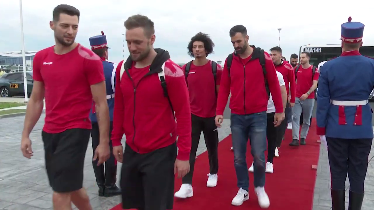 Imagini de neînțeles la sosirea lui Dinamo! » Gardă de onoare, antemergătoare BMW și circulație blocată + decorații de la ministrul de Interne