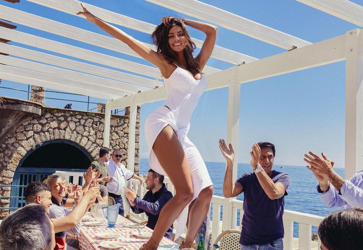 Controverse cu Mădălina Ghenea, filmată în timp ce dansa pe mese într-o ținută sumară: „Oameni buni, să vă explic”