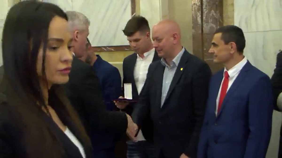 Imagini de neînțeles la sosirea lui Dinamo! » Gardă de onoare, antemergătoare BMW și circulație blocată + decorații de la ministrul de Interne