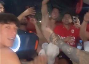 Fotbaliștii lui Dinamo au petrecut cu manele și pizza, după „chinuiala” de la Miercurea Ciuc