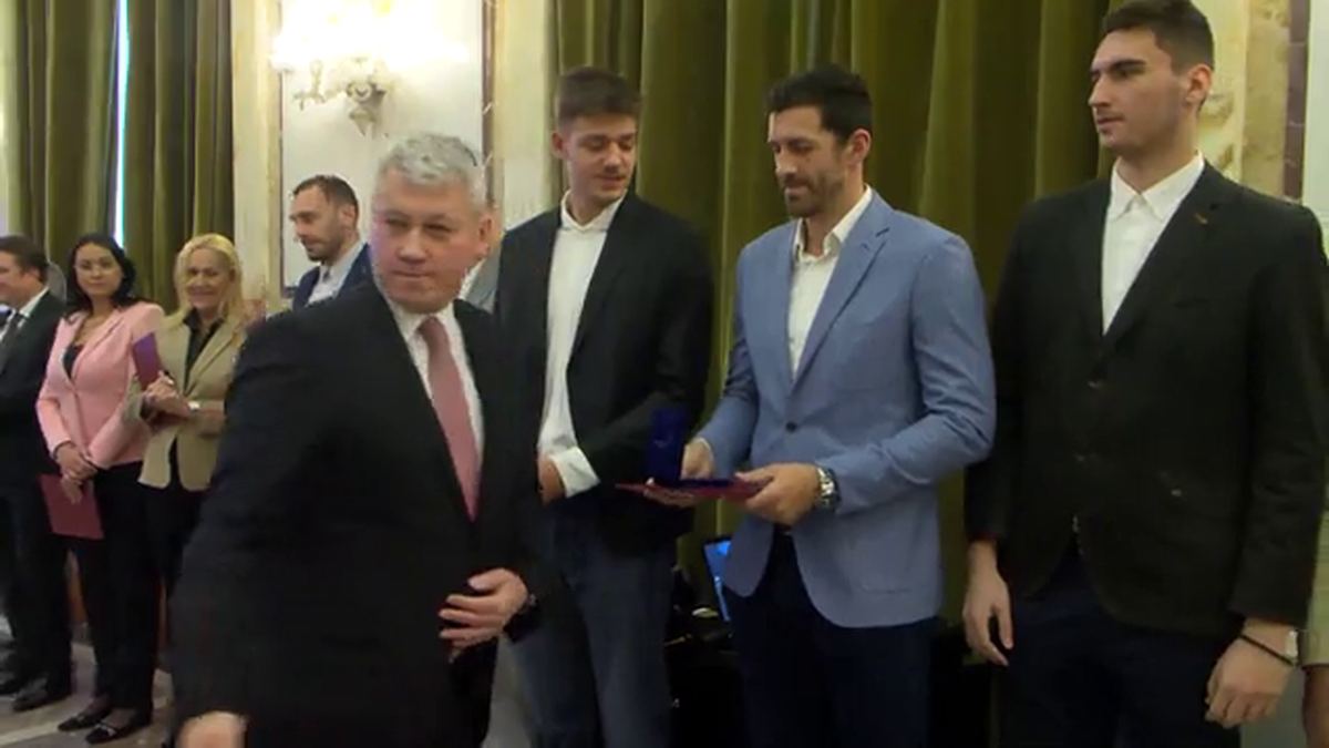 Imagini de neînțeles la sosirea lui Dinamo! » Gardă de onoare, antemergătoare BMW și circulație blocată + decorații de la ministrul de Interne