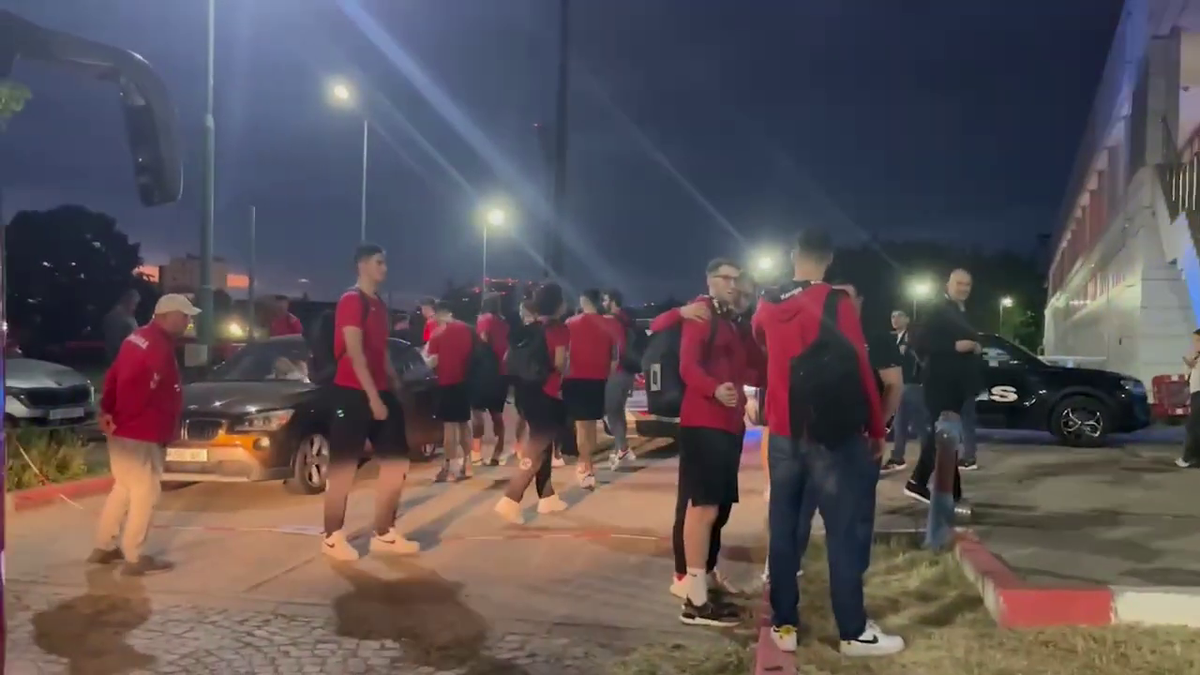 Imagini de neînțeles la sosirea lui Dinamo! » Gardă de onoare, antemergătoare BMW și circulație blocată + decorații de la ministrul de Interne