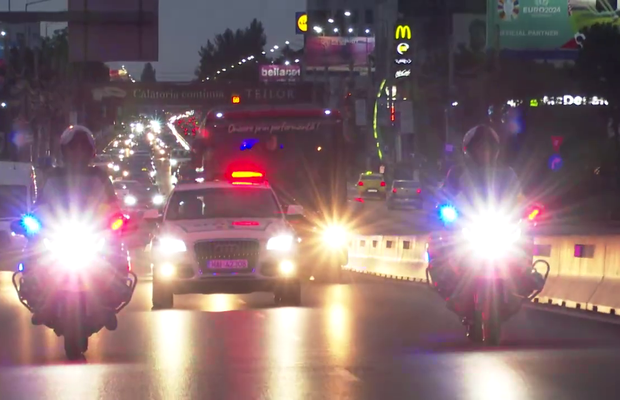 Imagini de neînțeles la sosirea lui Dinamo! » Gardă de onoare, antemergătoare BMW și circulație blocată + decorații de la ministrul de Interne