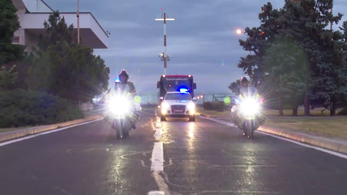 Imagini de neînțeles la sosirea lui Dinamo! » Gardă de onoare, antemergătoare BMW și circulație blocată + decorații de la ministrul de Interne