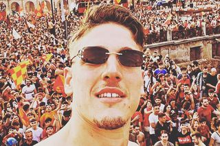 „Era beat, a urinat în vestiar! A băgat doi tineri jucători în spital” » Dezvăluiri șocante: ce riscă fotbalistul care a declanșat scandalul momentului din Serie A