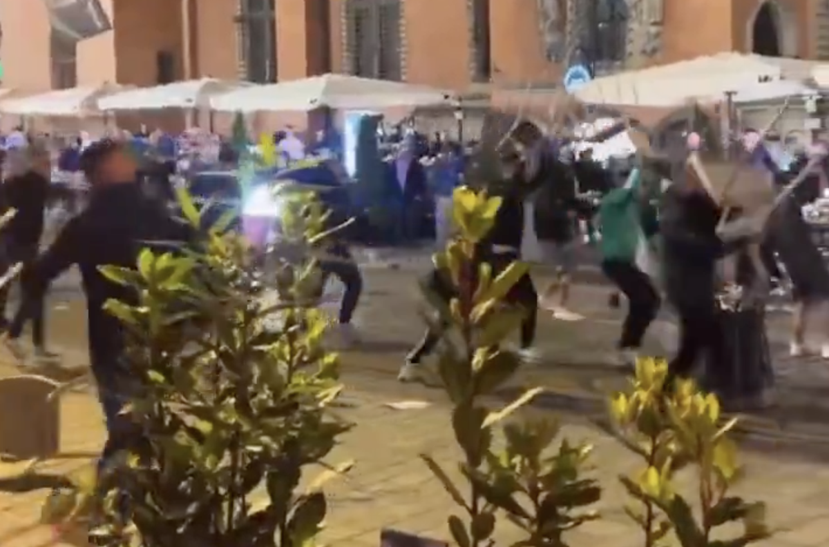 Bătaie generală înainte de finala Conference League » Violențe între ultrașii de la Chelsea și Betis