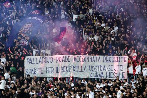Bannerul de contestare al Peluzei Fiesole la adresa antrenorului și directorului sportiv al Fionretinei: „Palladino - Prade, cuplul perdant, dispăreți pentru binele nostru!” / Foto: Imago