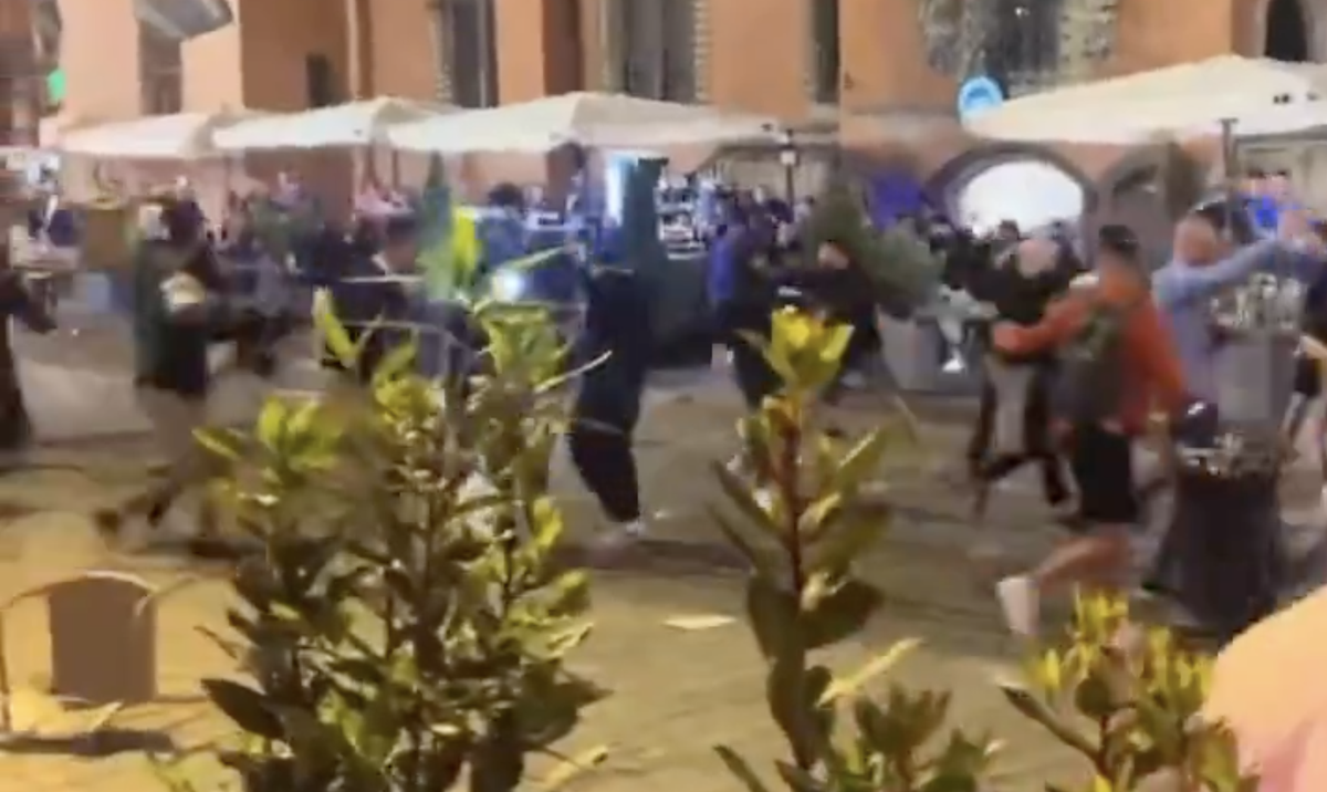 Bătaie generală înainte de finala Conference League » Violențe între ultrașii de la Chelsea și Betis