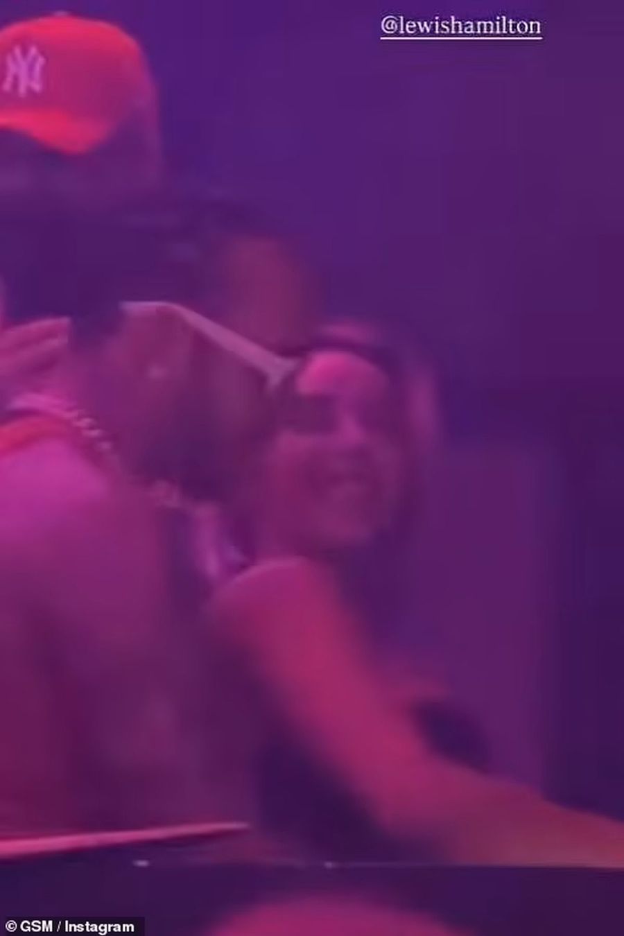 Lewis Hamilton, alături de Violetta Bert într-un club din Monaco / Sursă foto: DailyMail A uitat rapid de Sofia Vergara! Lewis Hamilton, surprins într-un club din Monaco alături de fosta iubită a starului din Premier League
