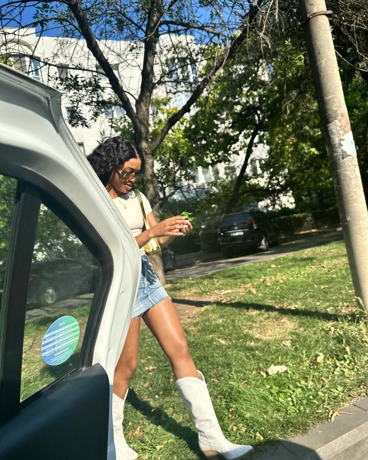 Ngezana a plecat în vacanță pe „insula milionarilor” » Soția a postat imagini de la plajă