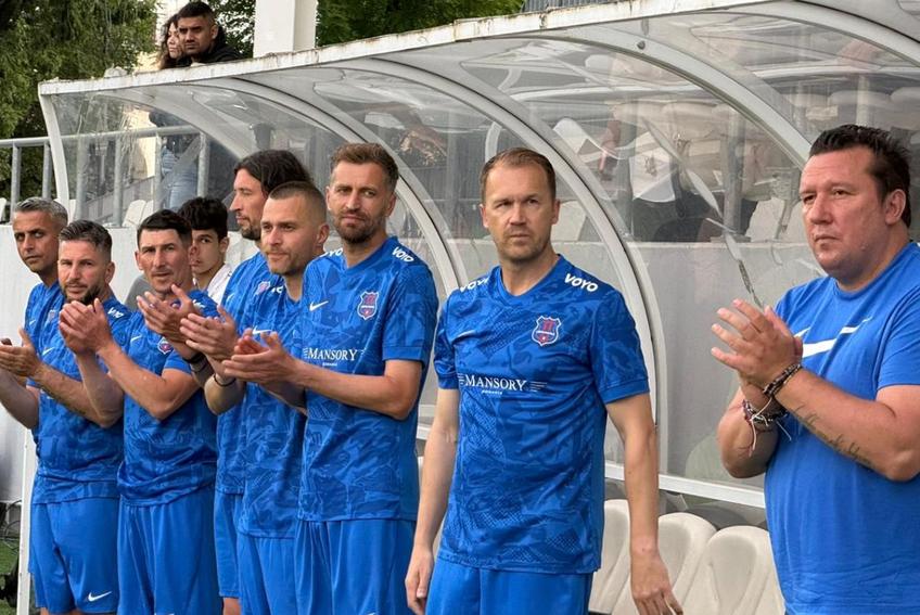 După 20 de ani: (de la stânga la dreapta) V. Badea, Diniță, D. Bălan, Ov. Petre, V. Simion, Lovin, Kapetanos și V. Iacob. Foto: Cristi Preda (GSP)