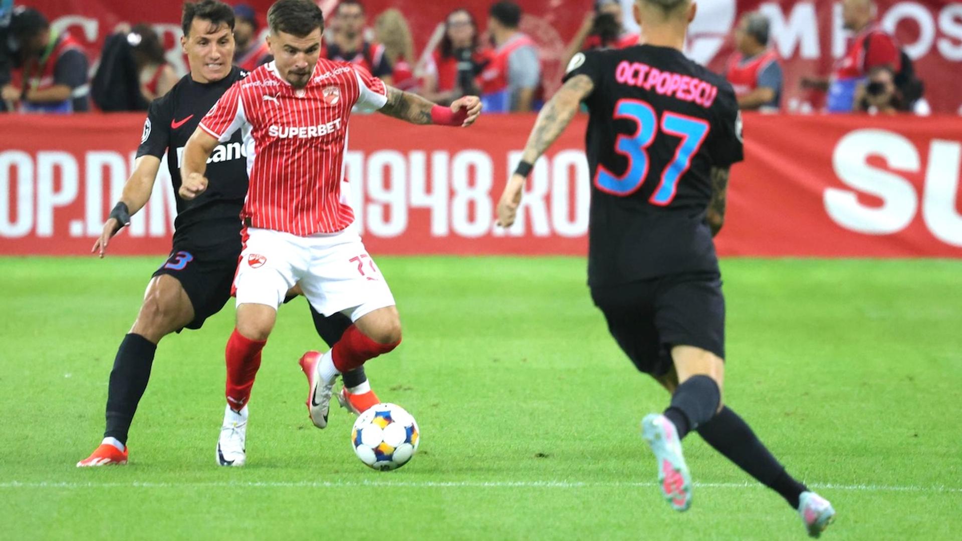 Jucători Dinamo și FCSB în acțiune pe teren în meciul decisiv din play-off România pentru Conference League. | sursa foto: Gazeta Sporturilor