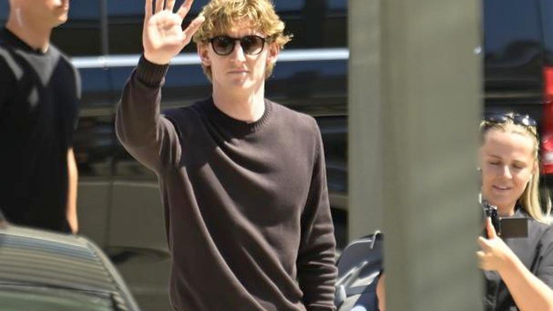 Anthony Gordon sosind pe aeroportul El Prat pentru semnarea contractului cu Barcelona, în contextul transferului de 80 milioane euro și oferta pentru Julian Alvarez. | sursa foto: Gazeta Sporturilor