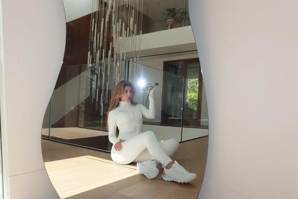 Sosia lui Kim Kardashian vine la marele meci și le va face galerie roș-albilor