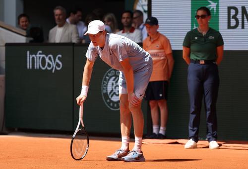 Jannik Sinner în timpul meciului din turul 2 la Roland Garros Foto: Guliver/GettyImages