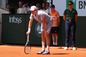 SURPRIZĂ IMENSĂ! Jannik Sinner, liderul mondial, eliminat în turul secund la Roland Garros!