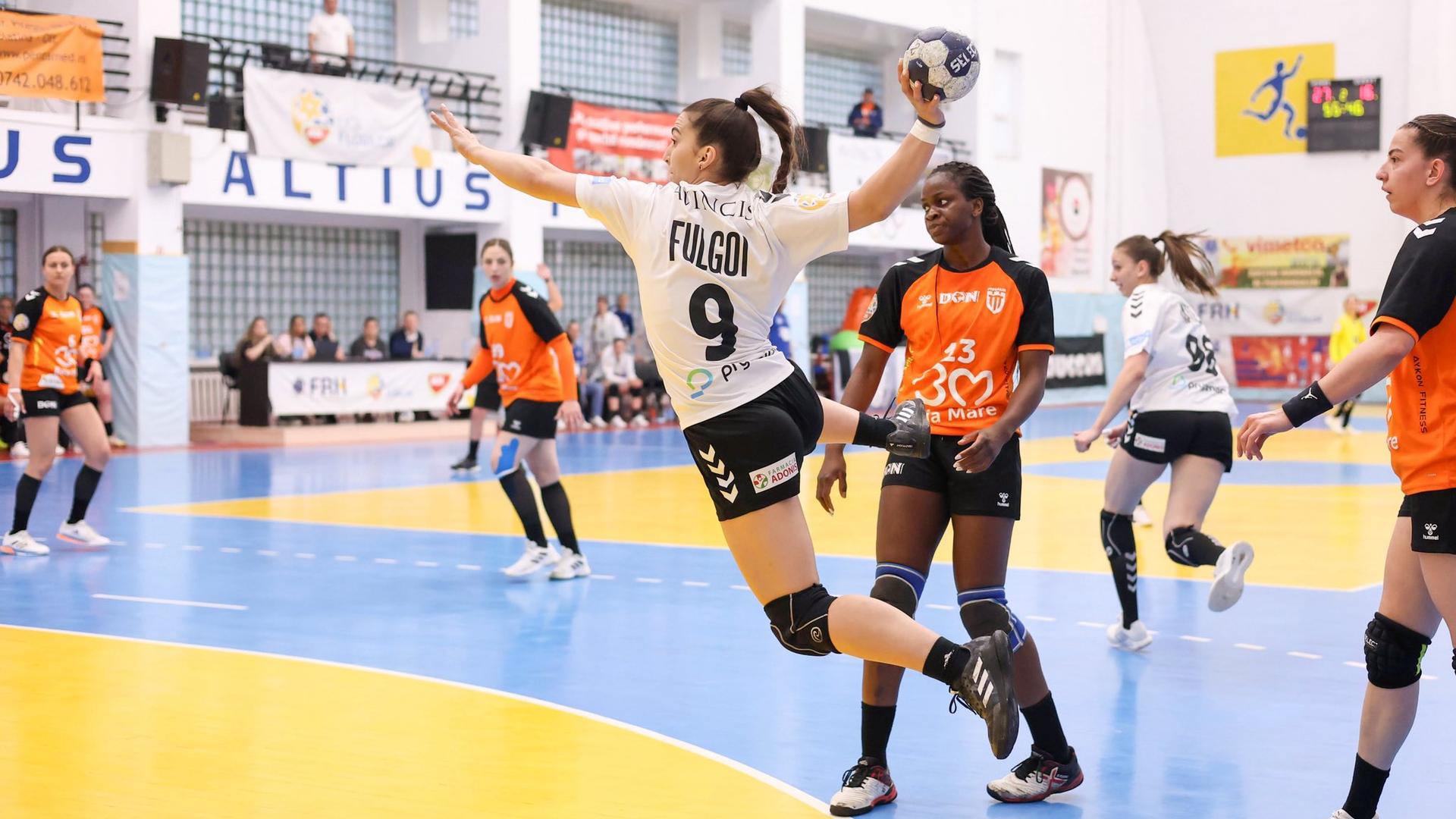 Antrenorul handbal Andrei Popescu discutând despre plecarea jucătoarelor de la CSM Slatina în sala de conferințe a clubului. | sursa foto: Gazeta Sporturilor