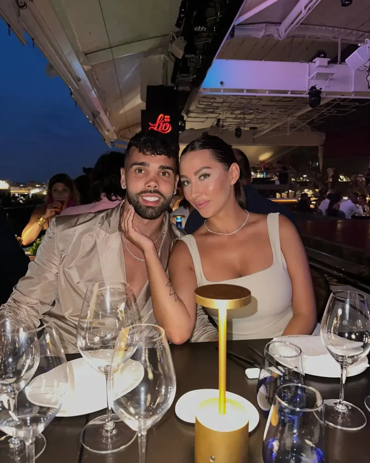 Sosia lui Kim Kardashian vine la marele meci și le va face galerie roș-albilor