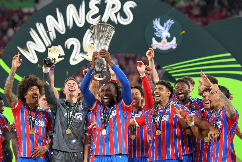 Evann Guessand, ridicând trofeul Conference League // foto: Guliver/gettyimages