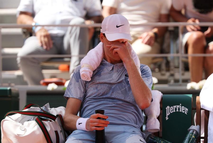 SURPRIZĂ IMENSĂ! Jannik Sinner, liderul mondial, eliminat în turul secund la Roland Garros!