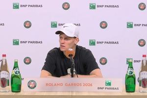 Jannik Sinner a venit distrus la conferința de presă, după dezastrul de la Roland Garros: „Nu a fost din cauza căldurii”