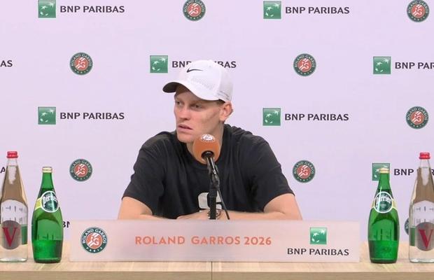 Jannik Sinner a venit distrus la conferința de presă, după dezastrul de la Roland Garros: „Nu a fost din cauza căldurii”