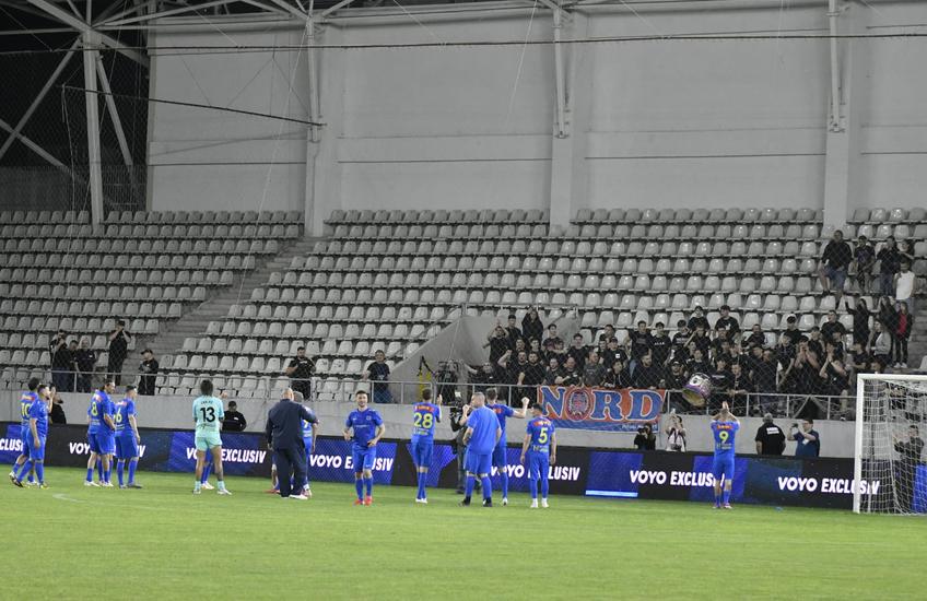 Roș-albaștrii au salutat Peluza Nord de la FCSB. Dar nu toți: Ogăraru, Oprița și Diniță lipsesc din poză. Foto: Cristi Preda (GSP)