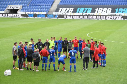 Antrenorul lui Heidenheim le vorbește jucătorilor după  eșecul cu Bielefeld