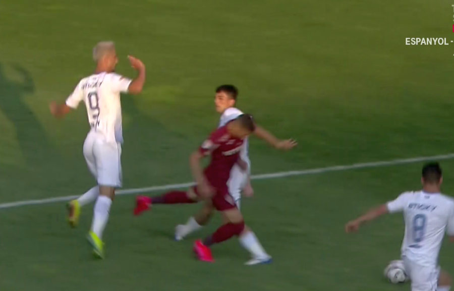 Costache cade în duelul cu Vlădoiu / Captură @TV Telekom Sport CFR CLUJ - CRAIOVA. FOTO Dan Petrescu, enervat de două decizii luate de Istvan Kovacs împotriva CFR-ului! Au fost corecte?