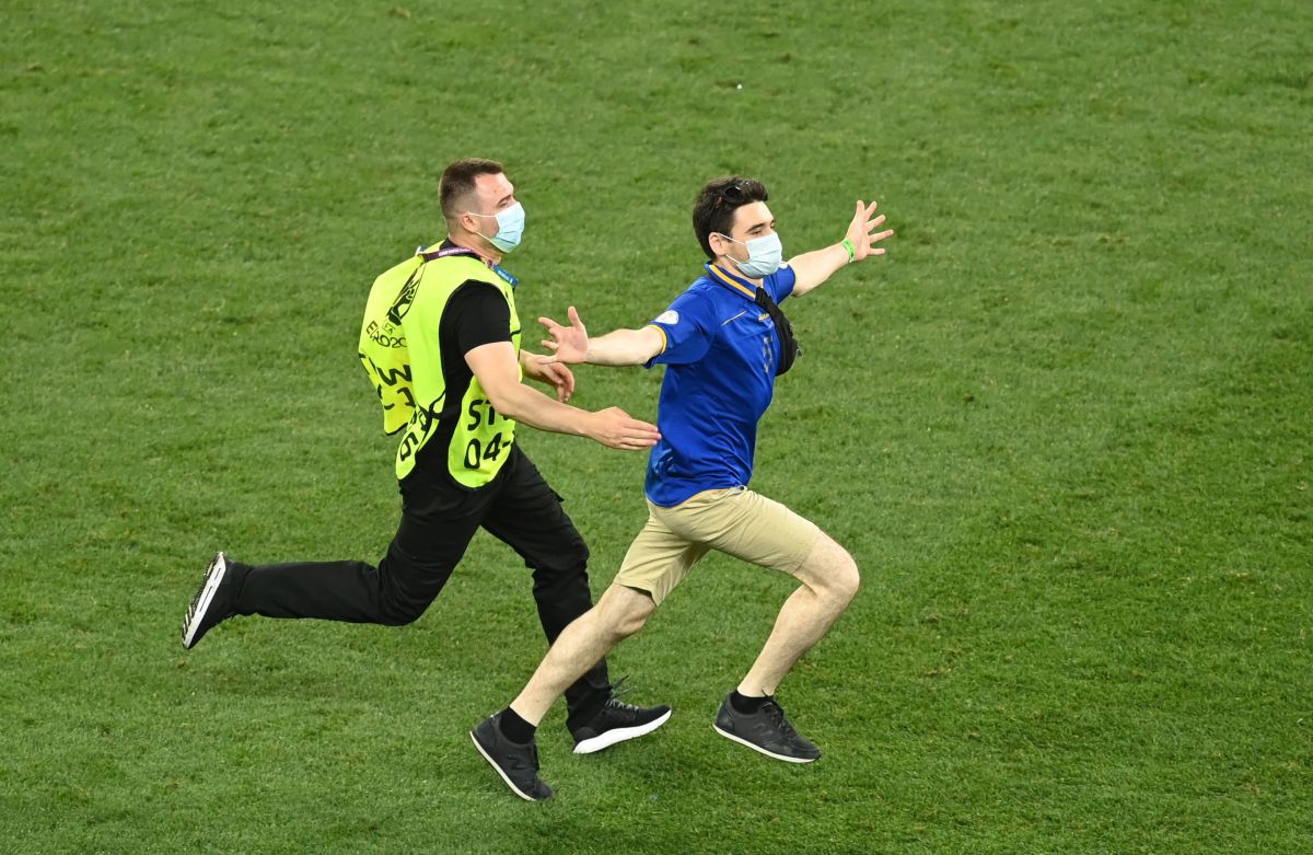 Un suporter a pătruns pe teren la Franța - Elveția! Ce tricou purta + Imaginile surprinse pe Arena Națională