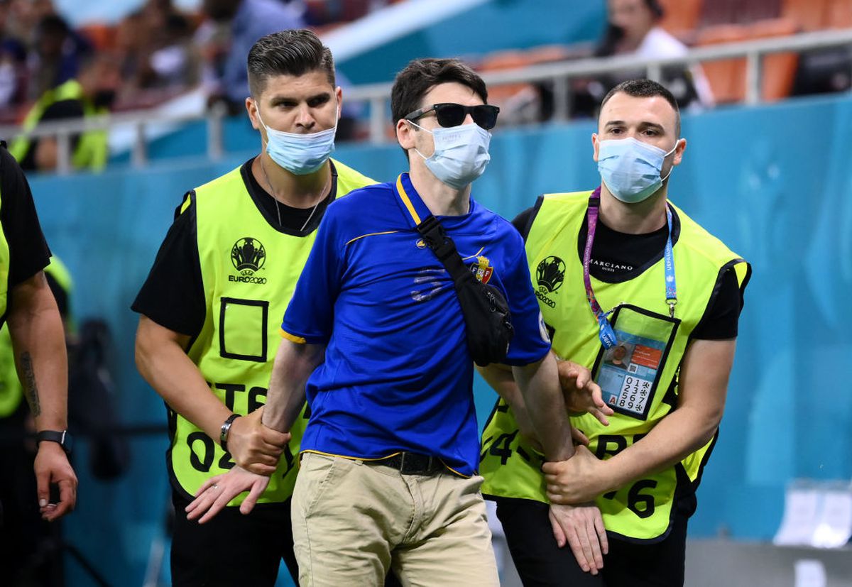 Un suporter a pătruns pe teren la Franța - Elveția! Ce tricou purta + Imaginile surprinse pe Arena Națională