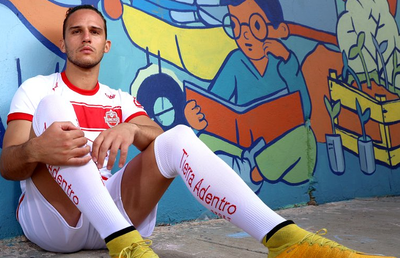 Gafă uriașă » Și-au prezentat noul echipament cu semne obscene pe fundal: „Chiar nu vede nimeni?!”