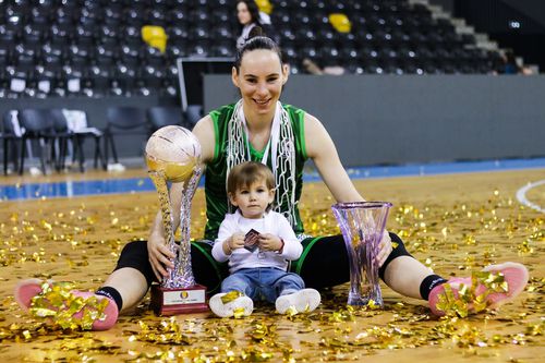 Jovana Pasici cu două dintre trofeele cucerite la Sepsi-SIC FOTO Brigitta Miska
