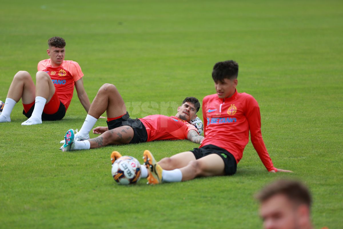 Una caldă, alta rece pentru FCSB: a ajuns Mihai Pintilii, dar întârzie Siyabonga Ngezana » Noua problemă care-l împiedică pe sud-african să se alăture bucureștenilor